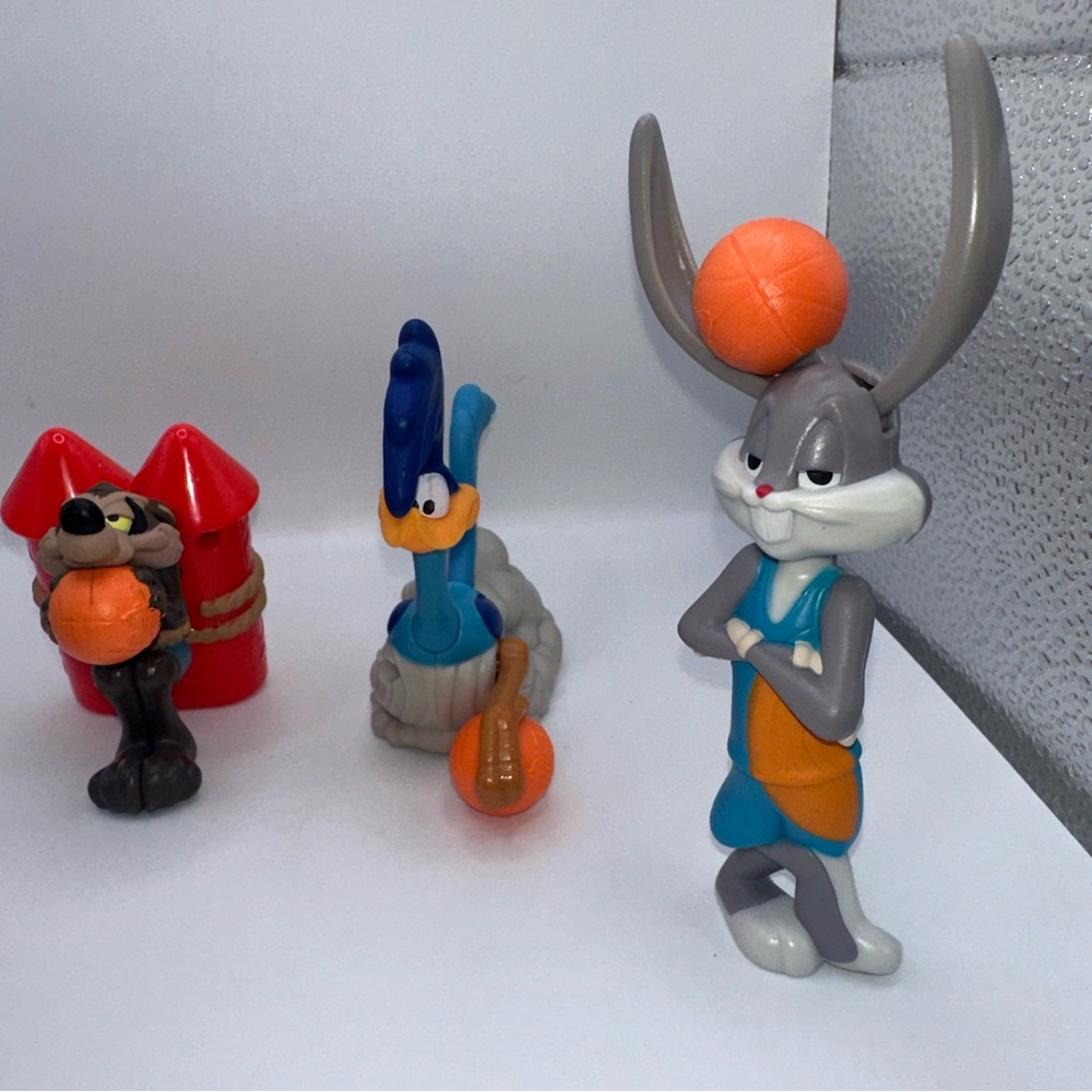Warner Bros. Bugs Bunny Grey, Orange & Blue Basketball Figure Set